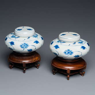 Paire de petits vases couverts en porcelaine de Chine en bleu et blanc sur socles en bois, marque de Xuande, 19/20ème