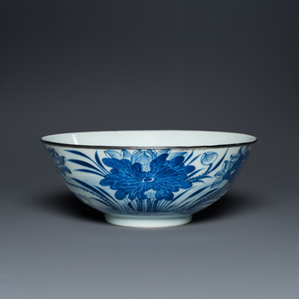 A Chinese blue and white 'Bleu de Hue' bowl for the Vietnamese market, Ngoạn ngọc 玩玉 mark, 19th C.