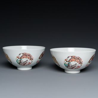 Paire de bols en porcelaine de Chine famille rose à décor de papillons, marque de Yongzheng, probablement République