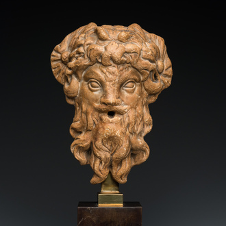 Tête de fontaine en marbre sculpté en forme de tête de Pan, Italie, probablement 2ème/3ème avant J.C.