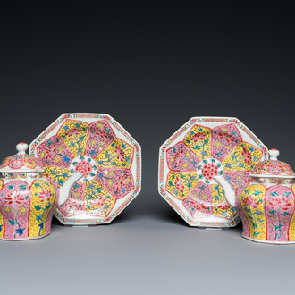 Een paar Chinese octagonale famille rose theepotten op onderschotels, Yongzheng