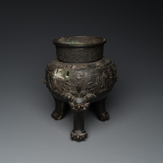 Een Chinese bronzen driepotige 'taotie' wierookbrander, Ming