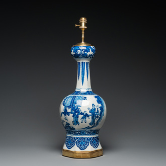 Een grote blauw-witte Delftse chinoiserie vaas tot lamp gemonteerd, 1e kwart 18e eeuw