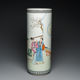 Vase de forme cylindrique en porcelaine de Chine famille rose, République