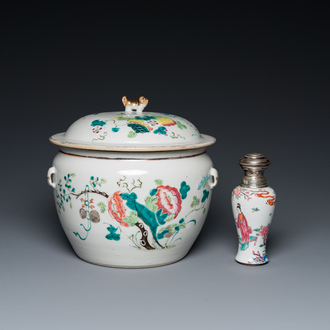 Un bol couvert et un vase en porcelaine de Chine famille rose, 19ème