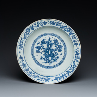 A Chinese blue and white dish with floral design, Jiajing