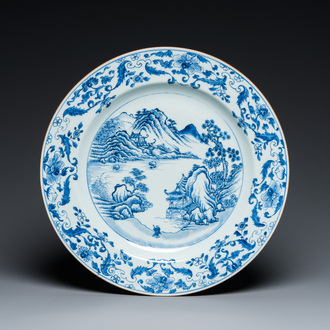 Plat en porcelaine de Chine en bleu et blanc à décor dit du 'Maître des Rochers', Yongzheng