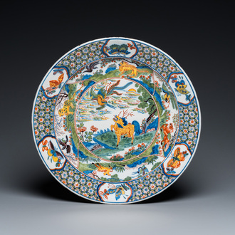 Een schotel met chinoiserie decor in famille verte-stijl naar Delfts voorbeeld, Dèsvres, Frankrijk, 19e eeuw