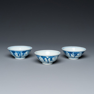 Drie Chinese blauw-witte theekommen met druivenranken, Yongzheng merk en periode