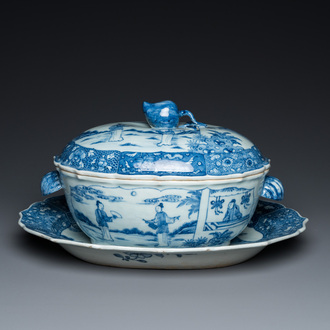 Grande terrine couverte sur son support en porcelaine de Chine en bleu et blanc à décor d'une scène du 'Xi Xiang Ji', Qianlong