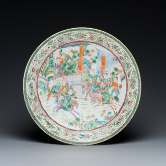 Plat en porcelaine de Chine famille rose de Canton à décor d'une scène de guerre, Yongzheng