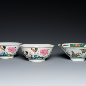 A pair of Chinese famille rose 'rooster' bowls and a famille verte bowl, 18/19th C.