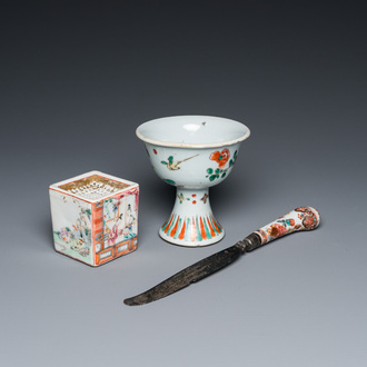 Un bol sur talon en porcelaine de Chine famille verte, une sablière à sujet mandarin et une manche de couteau en famille rose, Kangxi/Qianlong