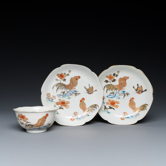 Une tasse et deux soucoupes en porcelaine de Chine à décor de coqs en grisaille et doré, Yongzheng