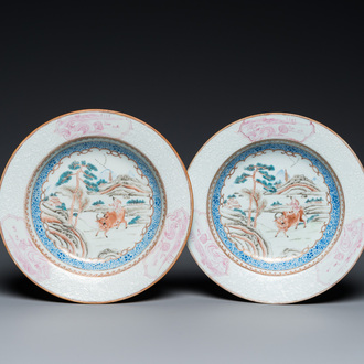 Paire d'assiettes en porcelaine de Chine famille rose à décor d'un garçon sur un buffle, Yongzheng/Qianlong