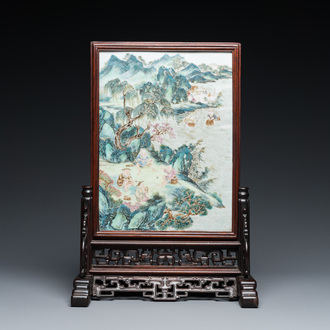 Plaque en porcelaine de Chine famille rose montée en écran de table en bois, Qianlong