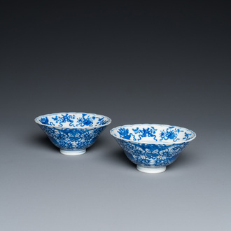 Paire de bols en porcelaine de Chine en bleu et blanc à décor bajixiang, marque et peut-être époque de Yongzheng