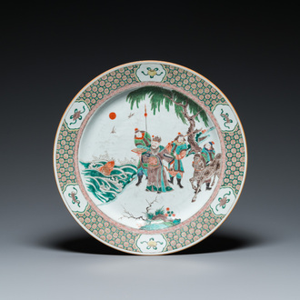 Plat en porcelaine de Chine famille verte à décor d'un empereur observant une carpe, Kangxi