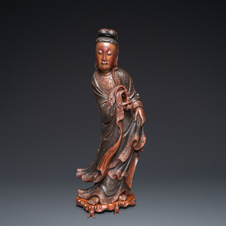 Een grote Chinese vergulde en gelakte houten sculptuur van Guanyin op gesculpteerde houten sokkel, 17e eeuw