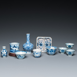 Een diverse collectie Chinees blauw-wit porselein, Kangxi en later