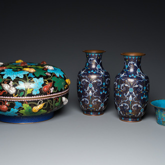 Une paire de vases, une grande boîte couverte et un bol en émaux cloisonnés, Chine, 19/20ème