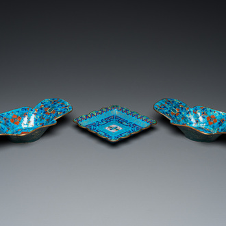 A pair of Chinese Canton enamel bowls and a square dish, Qianlong/Jiaqing