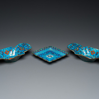 A pair of Chinese Canton enamel bowls and a square dish, Qianlong/Jiaqing