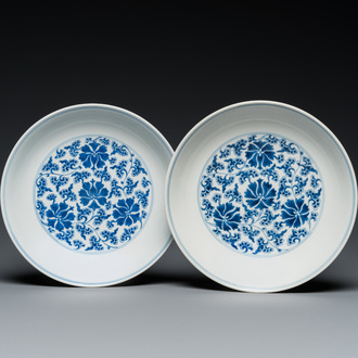 Twee Chinese blauw-witte 'lotus' borden, Qianlong merk en periode