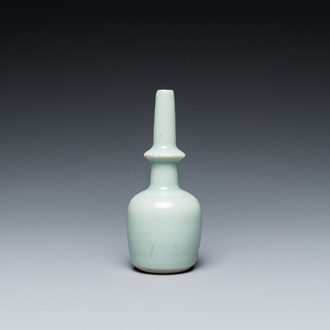 Een Chinese celadon-geglazuurde miniatuur 'kundika' vaas, Song/Yuan