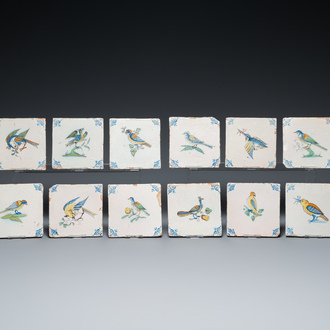 Twaalf polychrome Delftse tegels met vogels, 17e eeuw