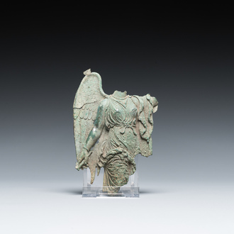 Een fragment van een Hellenistische of Romeinse bronzen 'Nike' applique, Italië, wellicht 3e/2e eeuw v.C.