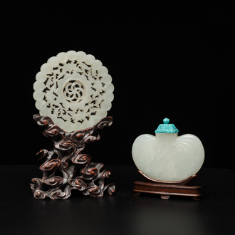 Une tabatière et un médaillon ajouré en jade, Chine, Qing