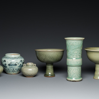 Drie Chinese celadon-geglazuurde vaasjes, twee stem cups en een blauw-wit vaasje, Ming