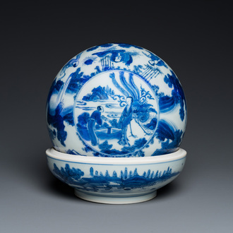 A Chinese blue and white 'fenghuang' box and cover, Transitional period