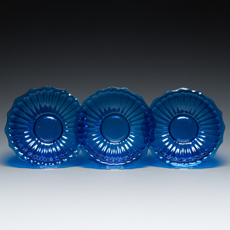 Three Chinese blue Beijing glass dishes, 19/20th C.