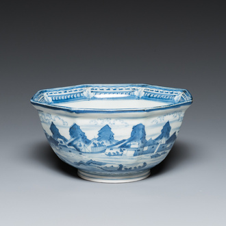 Een octagonale blauw-witte Japanse Arita 'van Frytom' kom, Chenghua merk, Edo, 18e eeuw