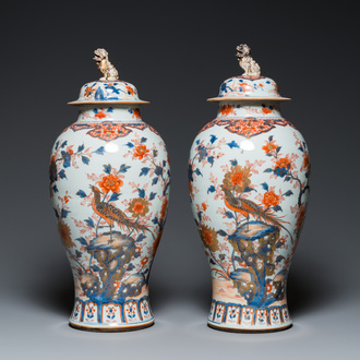 Paire de grands vases couverts en porcelaine de Chine de style Imari, Kangxi