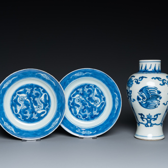 Un vase et une paire d'assiettes en porcelaine de Chine en bleu et blanc, Kangxi