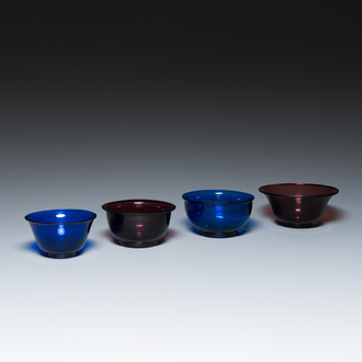 Vier Chinese kommen in blauw en aubergine Peking glas, Qing