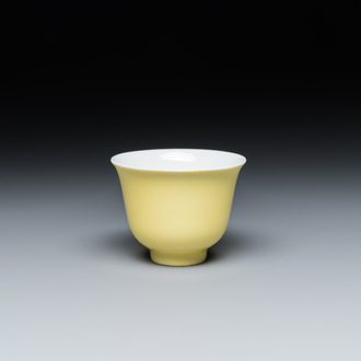 Tasse en porcelaine de Chine en jaune monochrome, marque de Guangxu, 20ème