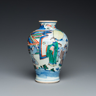 Vase en porcelaine de Chine wucai à sujet figuratif, époque Transition