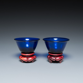 A pair of Chinese blue Beijing glass bowls, 18/19th C.