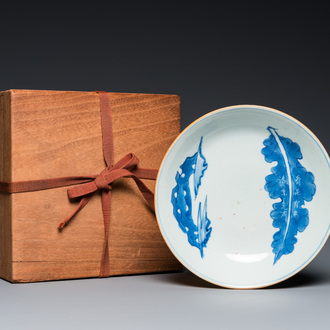 Assiette en porcelaine de Chine en bleu et blanc à décor d'une feuille et d'un rocher de lettré, Shunzhi