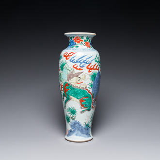 Vase en porcelaine de Chine wucai à décor d'un qilin et d'un phénix, époque Transition