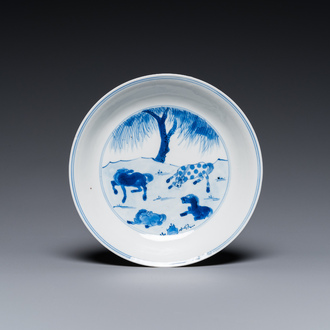 Coupe en porcelaine de Chine en bleu et blanc à décor des 'chevaux de Mu Wang', marque et époque de Kangxi