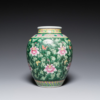 Vase en porcelaine de Chine famille rose à décor de rinceaux floraux, 19/20ème