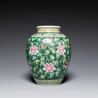 Een Chinese famille rose vaas met florale slingers, 19/20e eeuw