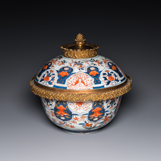 Een grote Japanse Imari dekselkom met vergulde bronzen montuur, Edo, 18e eeuw