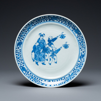 Assiette en porcelaine de Chine en bleu et blanc à décor du festival des lanternes, 19ème