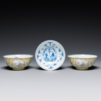 Trois bols en porcelaine de Chine famille rose à fond jaune sgraffito, marque et probablement époque de Daoguang